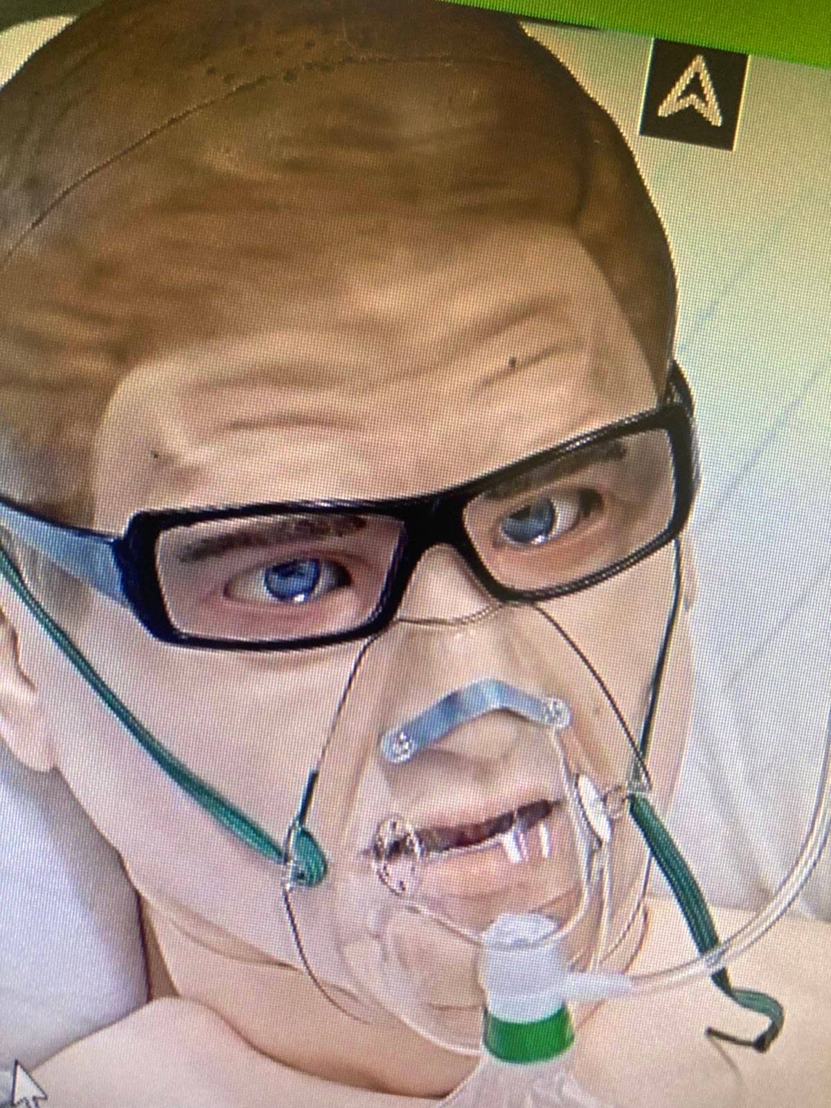 a medical practice dummy face with gglasses and a face mask